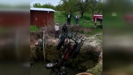 El Freni Çekilmeyen Traktör Su Kuyusuna Devrildi