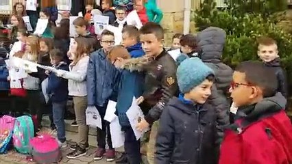 Manifestation contre la loi Blanquer devant l'école primaire de Valleroy