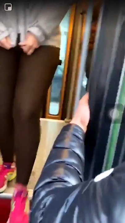 Il prévient les gens du bus que les contrôleurs...