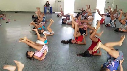 Un chien fait de la gym avec des enfants