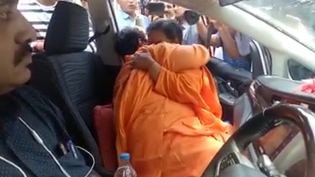 VIDEO: उमा भारती से मिलकर भावुक हुईं साध्वी प्रज्ञा, निकले आंसू