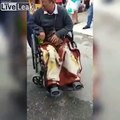 Cet homme fait semblant d'être handicapé pour qu'on lui donne de l'argent