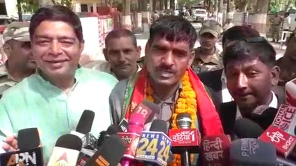 वाराणसी में सपा ने बदला प्रत्याशी, बर्खास्त जवान तेज बहादुर को दिया टिकट