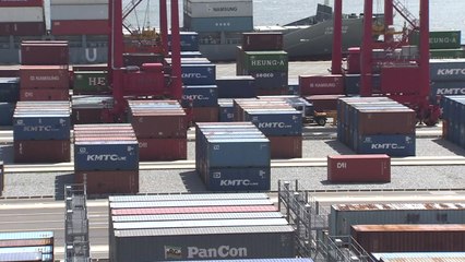 4월 수출 5개월 연속 하락...감소폭은 둔화 / YTN