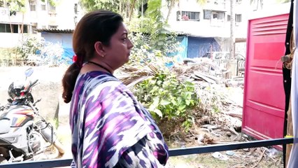 BJP candidate, Smriti Irani Cast Her Vote | Watch Video