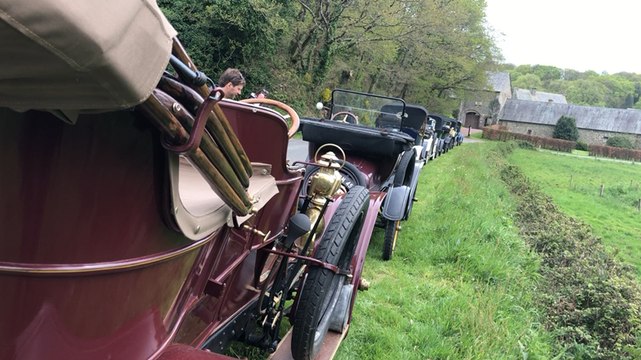 De vieux tacots en balade à l’abbaye d’Hambye