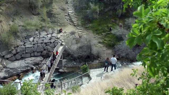 'Bahar renkli' Tortum Şelalesi ziyaretçilerini büyülüyor - ERZURUM