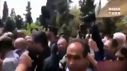 VİDEO | İşkenceci albay, protesto gösterileri arasında defnedildi