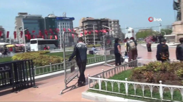Mayıs Emek ve Dayanışma Günü Öncesi Taksim’e Bariyerler Getirildi