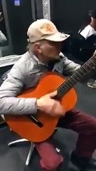 Un artiste de rue joue du Ennio Morricone
