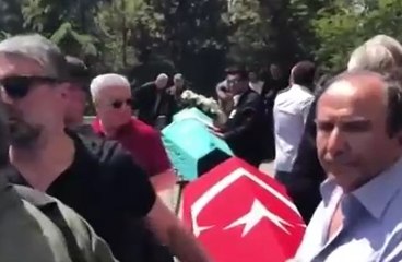 İYİ Parti Milletvekili cenazenin başına geldi ve: “Mekanı cehennem olsun inşallah”