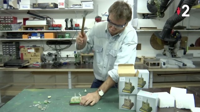 Quand le Groland reconstruit Notre-Dame (ou presque !) - ZAPPING TÉLÉ DU 29/04/2019