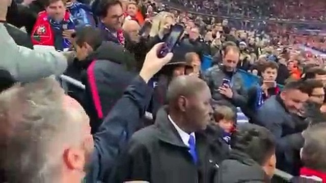 Neymar frappe au visage un supporter rennais