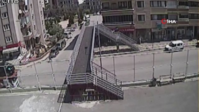 Tırın taşıdığı minibüs üst geçide böyle takıldı