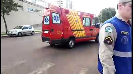 Carro bate contra moto na Rua Antonina