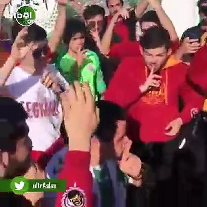 Down sendromlu Konyaspor taraftarı, Galatasaray taraftarına üçlü çektirdi