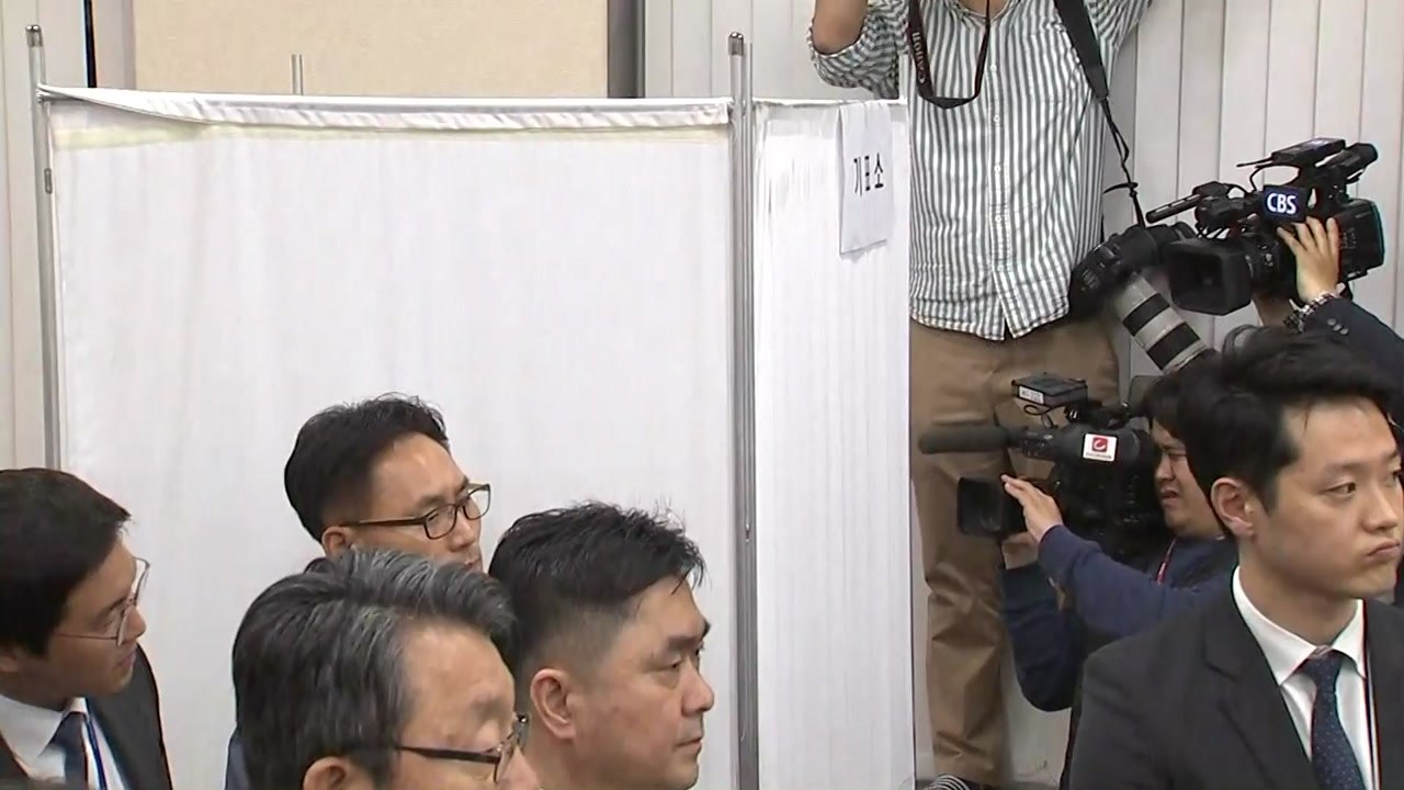 [현장영상] 투표소 안에서 버티는 한국당 김재원 의원 / YTN