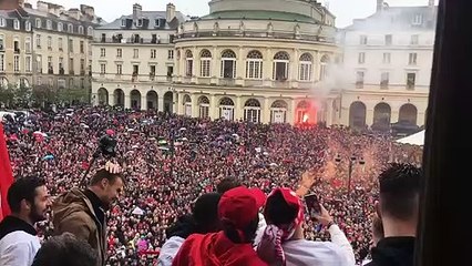 La Coupe de France présentée depuis les balcons de l'Hotel de Ville à Rennes
