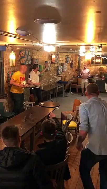 Faceplant contre une table dans un pub