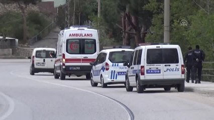 Otomobil Tren Rayına Devrildi: 1 Yaralı