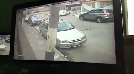 VÍDEO: Con este movimiento, consigue despistar a dos policías, ¡ver para creer!