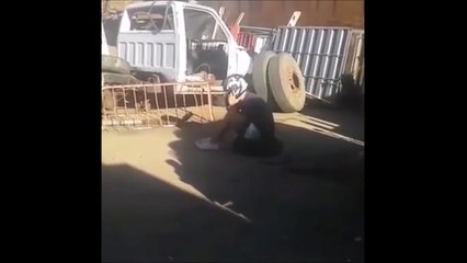 Il teste un Airbag en s'asseyant dessus... Mauvaise idée