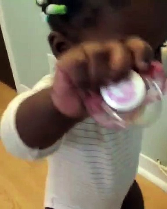 Cette petite fille adore danser. Trop mignonne !