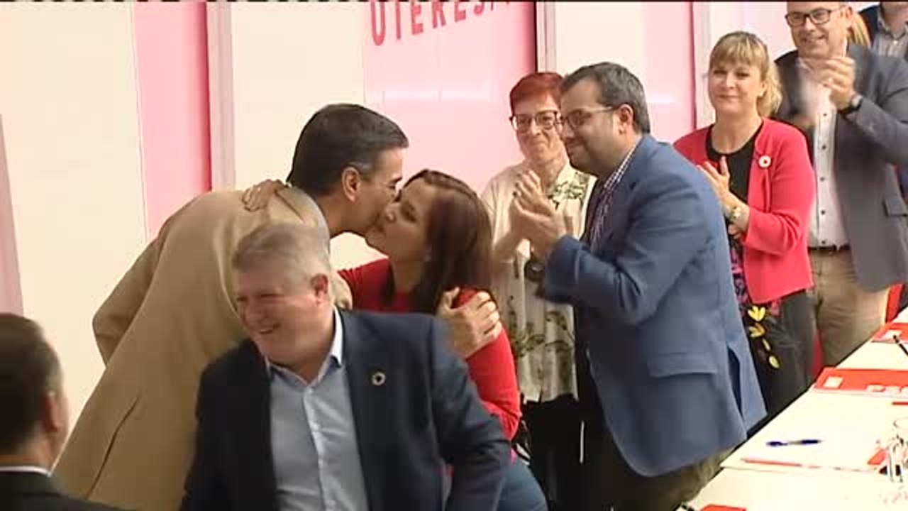 Un triunfal Pedro Sánchez, recibido entre aplausos y felicitaciones por la Ejecutiva Federal en Ferraz