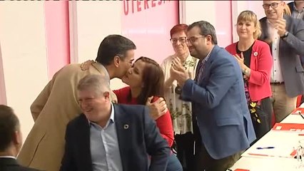 Un triunfal Pedro Sánchez, recibido entre aplausos y felicitaciones por la Ejecutiva Federal en Ferraz
