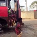 Ces petites filles dansent trop bien. Admirez !