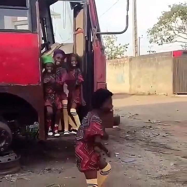 Ces petites filles dansent trop bien. Admirez !