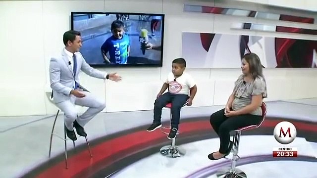 Niño que hace castillos de arena en sus sueños conocerá la playa