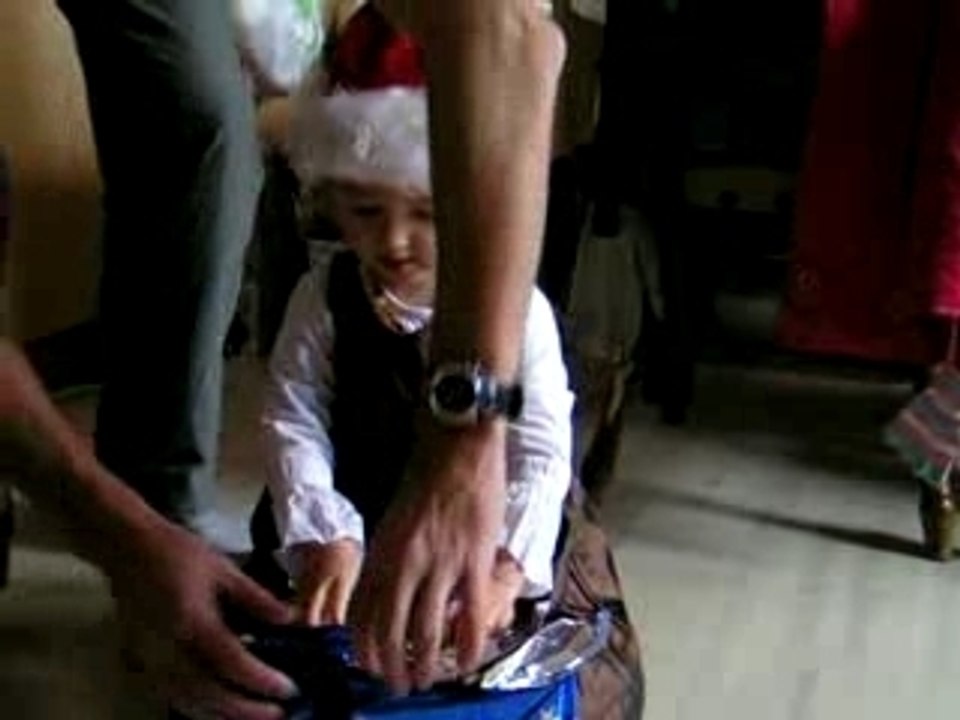 Bébé ouvre son cadeau