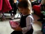 Bébé ouvre son cadeau (2)