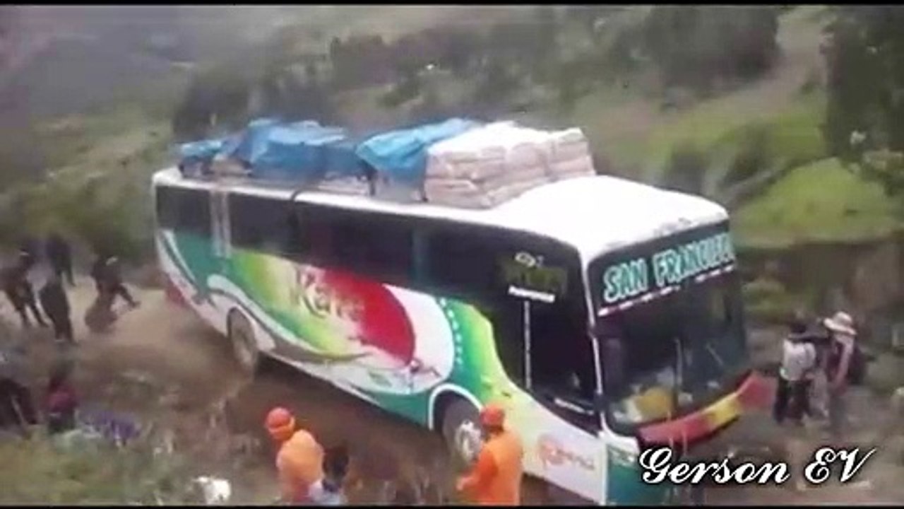 Bus rompe las leyes físicas y casi cae el abismo