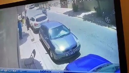 Agression en plein jour .. Regardez