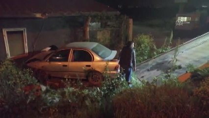 Bursa'da Yoldan Çıkan Araç Bekçi Kulübesine Çarparak Durdu