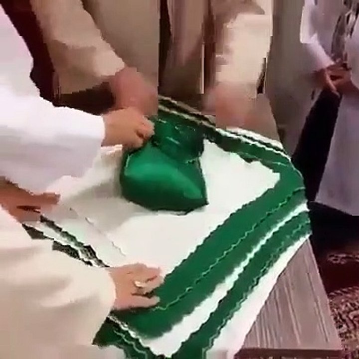 ترکی ميں نبی کریم صلی اللہ علیہ وآلہ وسلم کے دندانِ مبارک کی زيارت  کریں۔