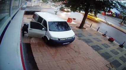 Güpegündüz yaşanan lastik hırsızlığı kamerada