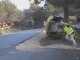 Crash enorme voiture de rally homme sauve par un arbre