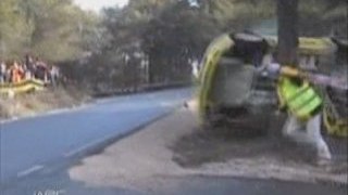 Crash enorme voiture de rally homme sauve par un arbre