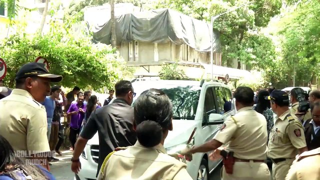 Amitabh Bachchan, Abhishek Bachchan, Aishwarya Rai Bachchan & Jaya Bachchan Cast Their Votes For Loksabha 2019