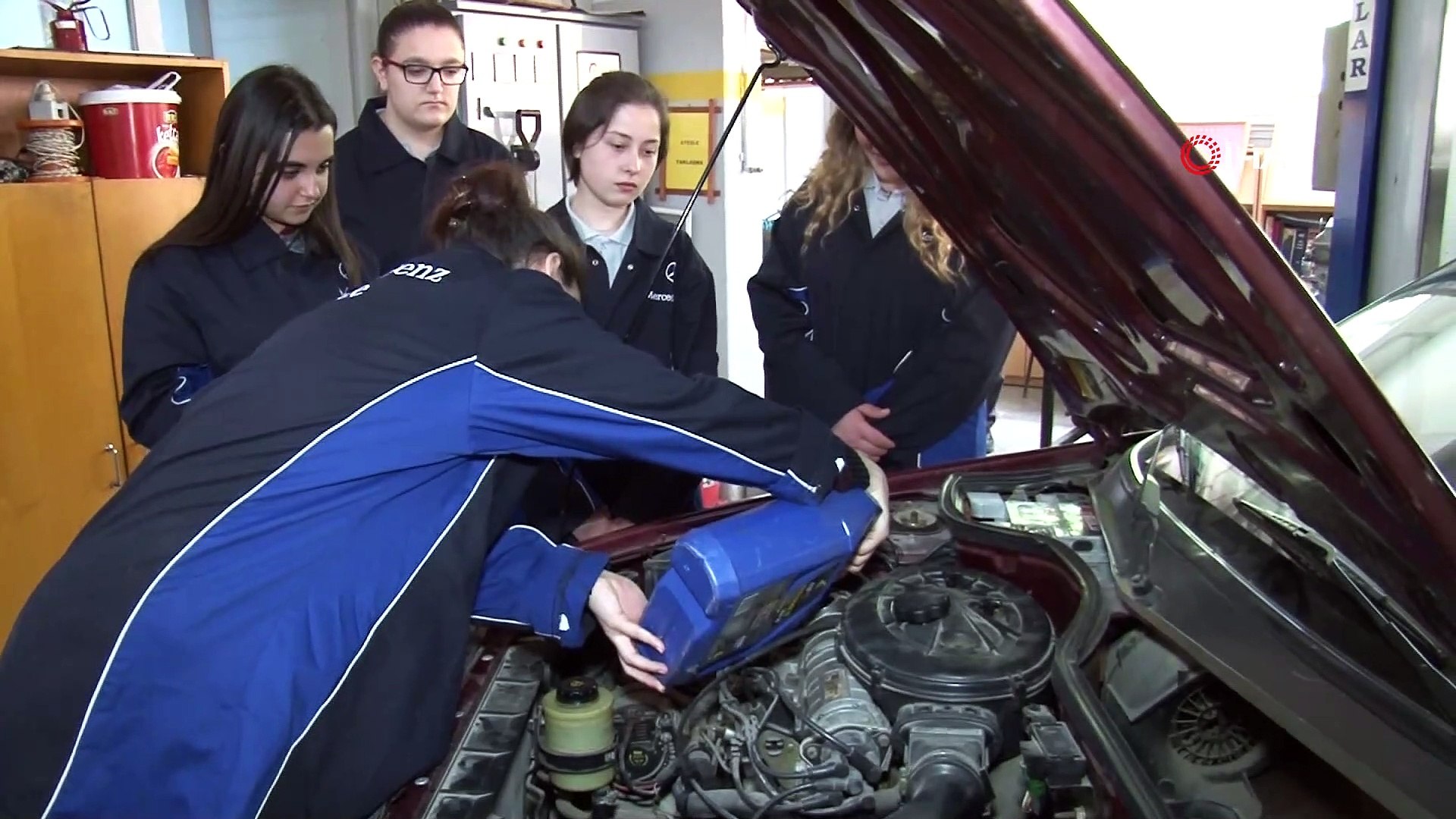 Bu lisede kız öğrenciler her türlü aracın bakımı, onarımı ve tamirini  yapıyor, erkekleri aratmıyor - Dailymotion Video
