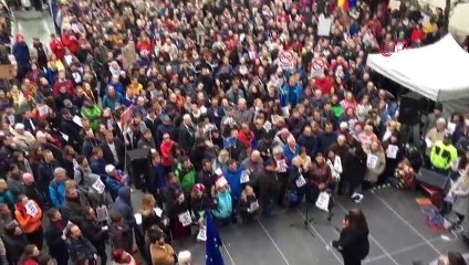 - Çekya'da Binlerce Kişi Sokağa İndi