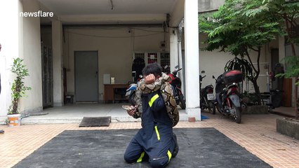 Brave Thai fireman shows how to escape a deadly python attack