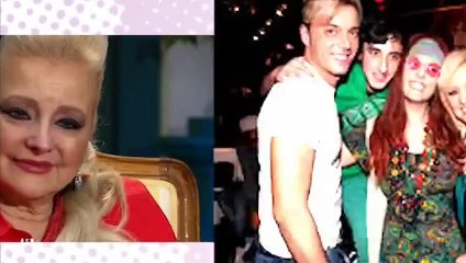 Ágata de costas voltadas com Sérgio Rossi