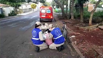 Mulher fica ferida após queda de bicicleta na Rua Antonina