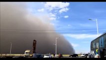 Impresionante tormenta de arena invade una ciudad de China