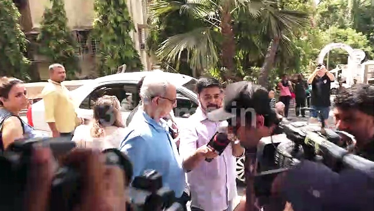 Ranbir Kapoor and Preity Zinta Cast Their Vote | Watch Video