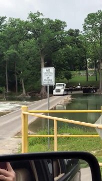 Ce camion prend beaucoup de risques pour traverser un pont...